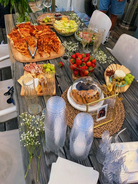 Summer charcuterie board inspiration aesthetic cute pretty vibes picnic hosting host cheese pizza flowers backyard Cabin Dinner Party, Cabin Birthday, Cabin Party, Cabin Food, Cabin Trip, Lake Day, Charcuterie Inspiration, Cabin Vacation, Happy Camper