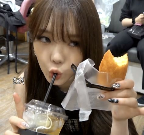 Fromis 9 Icons, Roh Jisun, Eating Pp, Gg Icons, Flo Rida, Icons Kpop, I Love Girls, Snack Time, Low Quality