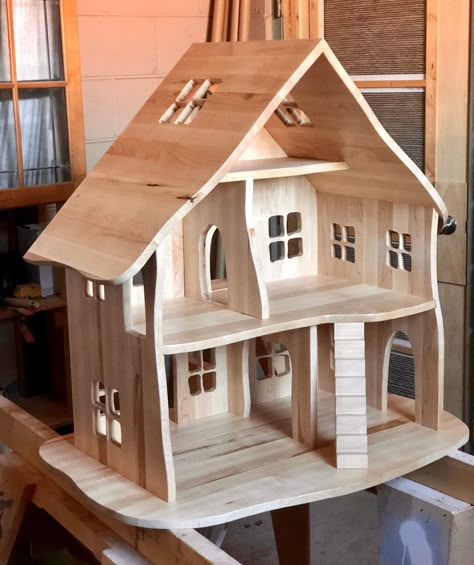 Simple Doll House Plans, Wooden Dolls House, Waldorf Doll House, Wooden Doll House Diy, How To Build A Doll House Diy, Dollhouse Woodworking Plans, Diy Wooden Dollhouse, Handmade Doll House, Wood Doll House