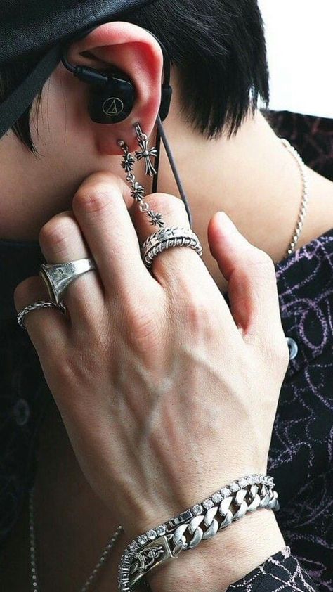 Yoongi's Hands, Hands With Rings, Veiny Hands, Yoshikage Kira, Hot Hands, Hand Pictures, Male Hands, Pretty Hands, Kpop Bts