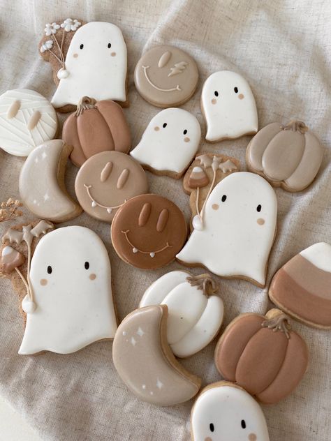 Pumpkin Cookie Icing, Chocolate Chip Decorated Cookies, Halloween Cookie Packaging Ideas, Halloween Cookie Icing, Royal Iced Halloween Cookies, Bat Royal Icing Cookies, Ghost Face Cookies, Iced Halloween Cookies, Ghost Decorated Cookies