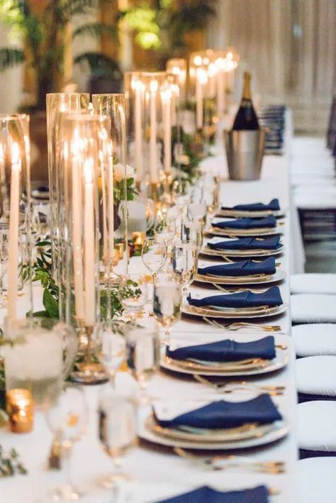 a chic tablescape with a white tablecloth, navy napkins, greenery garlands and candles is very stylish Midnight Blue Wedding, Navy Blue Napkins, Classic Blue Wedding, Navy Gold Wedding, Navy Blue And Gold Wedding, Blue Wedding Decorations, Blue Gold Wedding, Gold Wedding Colors, Rustic Wedding Decorations