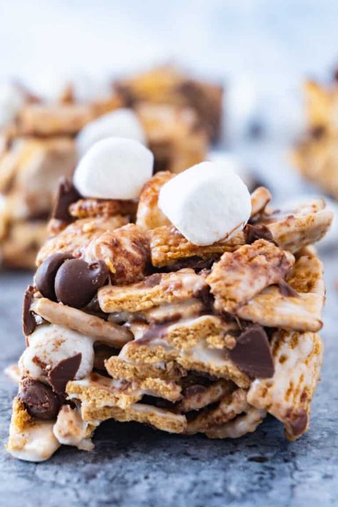 Drinking Snacks Parties, Golden Grahams Smores Bars Easy, Smores Snack Mix Golden Grahams, S'mores Bars Golden Grahams, No Bake Smores Bars Golden Grahams, Golden Grahams Cereal Bars, S’mores Golden Graham Bars, Graham Cereal Smores Bars, Golden Grams Smores