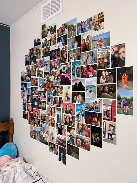 Photo Wall Layout Bedroom, Picture Wall Ideas Friends, How To Put Photos On Wall, Photo Room Decor Ideas, Room Photo Collage Ideas, Room Picture Wall Aesthetic, Cute Photo Wall Bedroom Ideas, Photos Decoration Wall, Room Ideas With Pictures On Wall