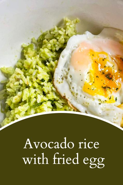 In 20 minutes or less, enjoy this delicious avocado rice with fried egg. Avacado Rice, Lunch With Eggs, Rice With Fried Egg, Dinner Ideas With Chicken, Avocado Rice, Rice Salad Recipes, Egg Rice, Avocado Bowl, Chicken Spring Rolls