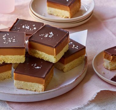 Caramel Chocolate Bars, British Baking Show Recipes, Millionaire's Shortbread, British Bake Off Recipes, British Baking Show, Bake Off Recipes, Millionaire Shortbread, The Great British Bake Off, Vegan Dark Chocolate