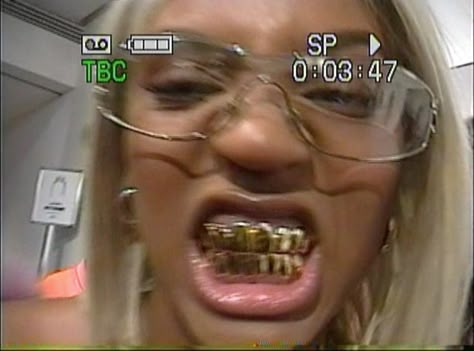 Grillz Teeth, Look 80s, Sunglasses For Your Face Shape, Badass Aesthetic, Teeth Jewelry, Come Undone, Grunge Hair, Mode Inspo, Black Culture