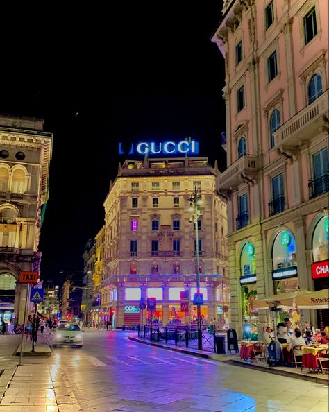 Aesthetic picture of the Gucci store in Milan/Italy Living In Milan Aesthetic, Italy Aesthetic Milan, Milan Italy Aesthetic, Milan Italy Fashion, Milan Aesthetic, Milan Instagram, Italy Houses, Italia Aesthetic, Milan Store