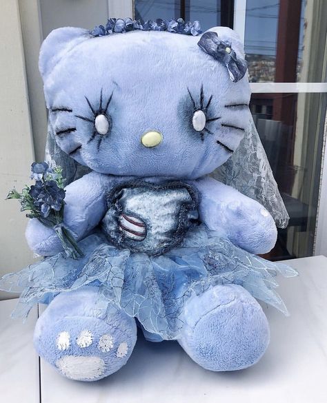 artoftravesuras on instagram if want it (: Creepy Hello Kitty Aesthetic, Corpse Bride Accessories, Cute Hello Kitty Plushies, Stitch And Hello Kitty, Tim Burton Plushies, Creepy Cute Dolls, Kuromi Gifts, Hello Kitty Teddy, Hello Kitty Plush Aesthetic