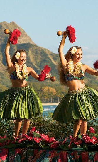 Hula dancing is always full of life with the vibrant colors of the costumes and assorted greenery around. Oahu Luau, Polynesian Dance, Hawaii Hula, Hawaiian Dancers, Hula Dance, Hawaiian Art, Hula Dancers, Hawaiian Culture, Polynesian Culture