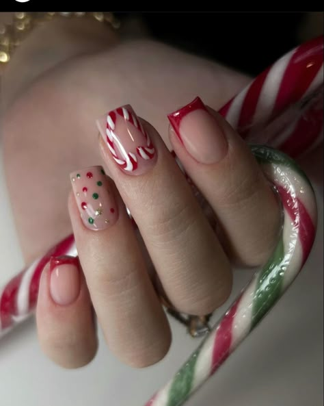 Candy Cane Nails Square, Easy Xmas Nails Simple, Green Christmas Nails Almond, Simple Christmas Nails Square, Nails With Snowman, Christmas Square Nails, Nails Square Christmas, Cute Xmas Nails, Nails Almond Christmas