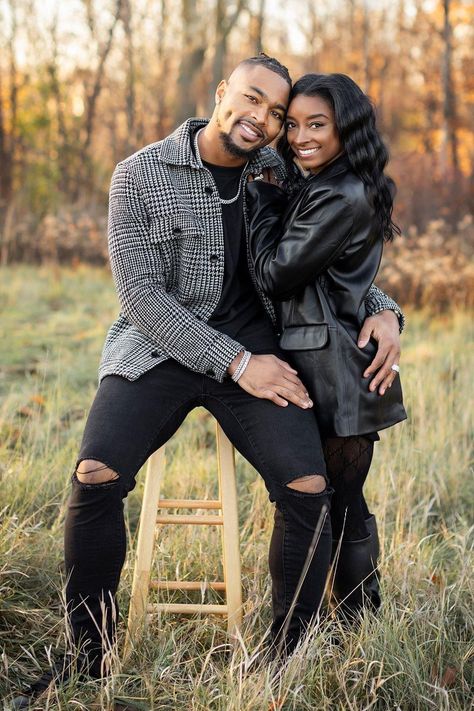 Poses For A Couple Photoshoot, Black Couple Fall Photoshoot, Engagement Photos Outfits Black Couple, Photo Poses For Couples Casual, Outfits For Couple Photoshoot, All Black Couples Photoshoot, Couples Outfits Black People, Black Couples Photoshoot, Couples Poses Photography