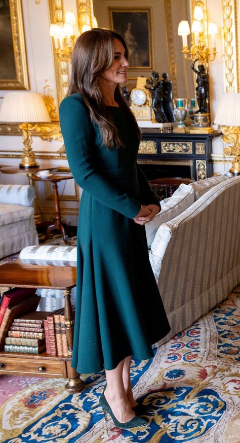 Royal Fashion Princesses, Kate Outfits, Kate Middleton Family, Kate Middleton Style Outfits, Düşes Kate, Catherine Ii, Kate Middleton Dress, Princess Katherine, Kate Middleton Outfits