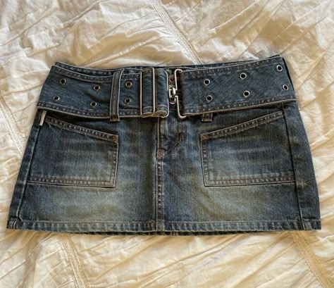 Y2k Miniskirt Outfits, Grunge Mini Skirt, Mini Jeans Skirt, 2000s Skirt, Mini Jeans, Fit Outfits, Buckle Skirt, Y2k Mini Skirt, Y2k Skirts