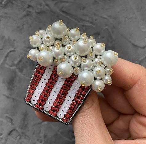 Handmade Brooches Ideas, Bead Brooch, Earrings Diy Handmade, Beaded Jewelry Earrings, Beaded Jewelry Bracelets, Hand Beaded Embroidery, Diy Bead Embroidery, Brooch Diy, Display Jewelry