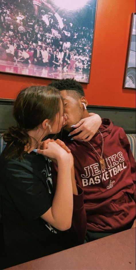 Black Boyfriend White Girlfriend, Red Zone Rivals, Mixed Race Couple, Black And White Couples, Mixed Couples, Dark Skin Boys, Girl Couple, Couples Vibe, Couple Goals Teenagers