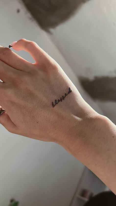 Tattoo On Hand Wrist, Tatoo Woman For Hand, Love Finger Tattoos For Women, Tattoo Text Idea, Text On Hand Tattoo, Hand Qoute Tattoo, Hand Tattoo Name For Women, Hand Words Tattoo, Small Hand Tattoos For Women Words