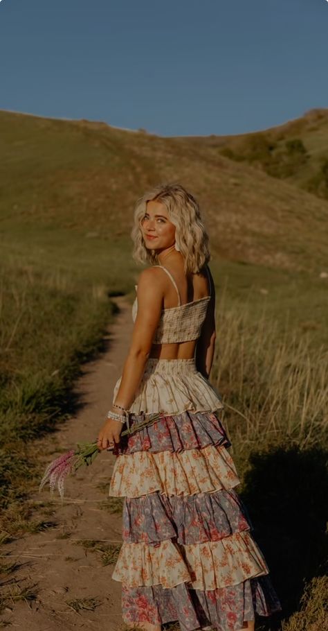 Boho Picture Outfits, Boho Outfits Senior Pictures, Senior Pic Fall Outfits, Senior Picture Dresses Fall, Outfit Inspo For Senior Pictures, Fall Sunset Photoshoot, Senior Pictures Outfits Unique, School Picture Outfit Ideas, Western Senior Pictures Outfit Country