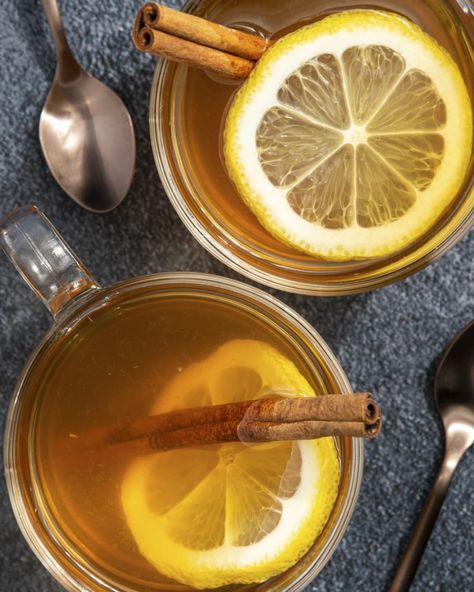 Hot Toddy Recipe, Spicy Tea, Warm Cocktails, Food For Two, Toddy Recipe, Tea Time Treats, Hot Toddies Recipe, Waffle Cookies, Lunch Appetizers