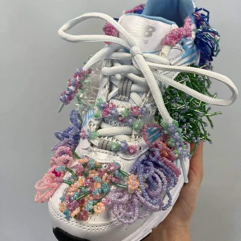 Upcycle Shoes, Diy Sneakers, Beaded Shoes, Creative Shoes, Diy Upcycle, Textile Fiber Art, Diy Shoes, Looks Style, Upcycle Clothes