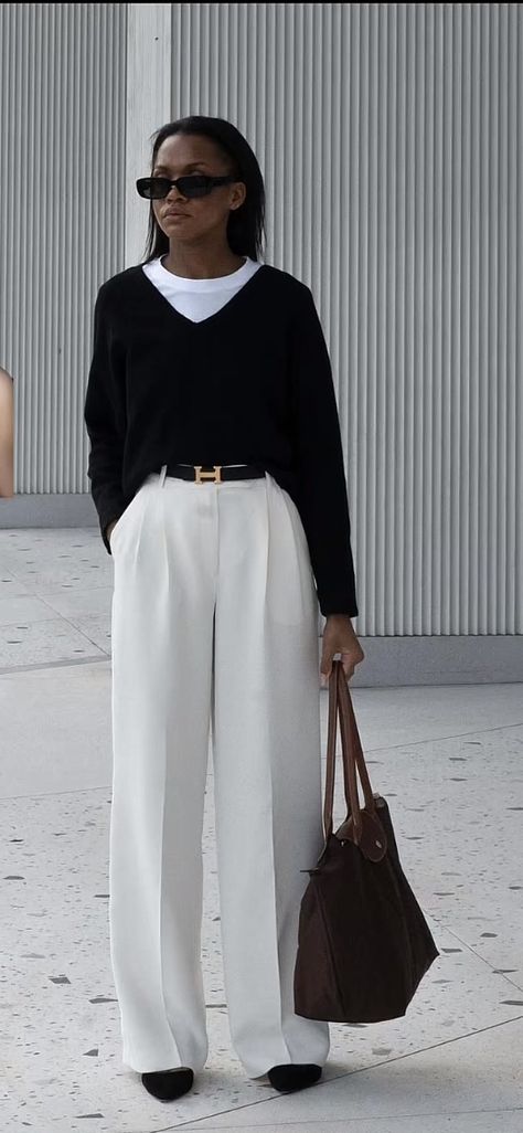 White Trousers Outfit Winter, White Trousers Outfit Classy, Trousers Outfit Winter, Classy Minimalist Outfits, Elegant And Classy Outfits, White Monochrome Outfit, White Trousers Outfit, Summer To Fall Transition Outfits, Quiet Luxury Outfits