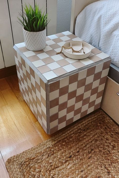 Side table diy with tiles Tile Nightstand Diy, Tiled Coffee Table Diy, Tiled Bedside Table, Tiled Nightstand, Tile Nightstand, Diy Tile Table Top, Tile Table Top Diy, Tile Bedside Table, Tile Table Diy