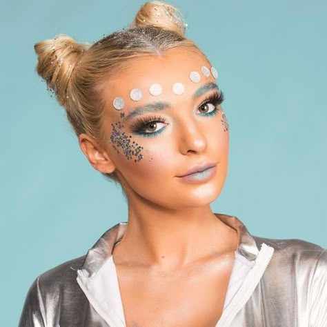 Alien Theme Makeup, Space Theme Costume Women, Alien Costume Women Makeup, Alien Themed Makeup, Cute Alien Makeup Halloween, Womens Alien Costume, Womens Alien Costume Diy, Alien Custome Halloween, Glitter Alien Costume