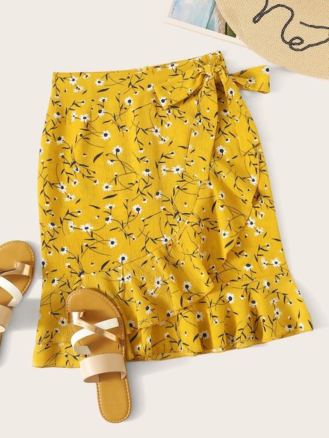 Floral Skirt Outfits, Yellow Floral Skirt, Rok Mini, Peplum Tops, Printed Pleated Skirt, Tie Skirt, Outfit Jeans, Skirt Mini, Heidi Klum