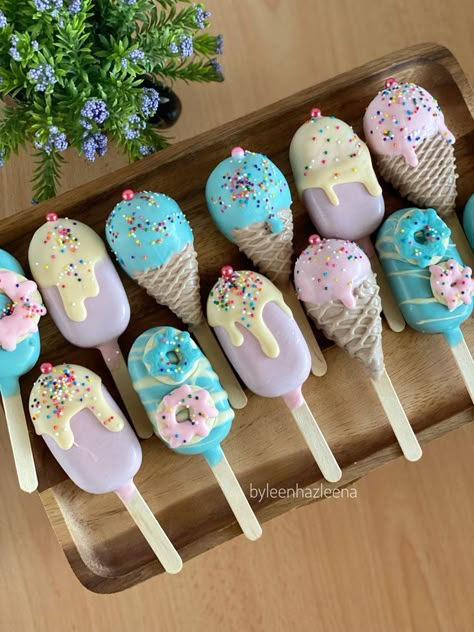 Ice Cream Birthday Party Theme, Popsicles Cake, Ice Cream Cake Pops, Candy Theme Birthday Party, Cake Pop Designs, Candy Birthday Cakes, Candyland Christmas Tree, Candy Land Birthday Party, Cake Pop Decorating