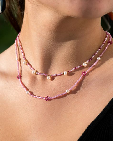 Pink beaded necklaces with pearls on model in sunlight Pulseras Kandi, Pink Bead Necklace, Homemade Necklaces, Layered Beaded Necklaces, Layered Pearl Necklace, Pink Pearl Necklace, Daisy Necklace, Ruffle Sweater, Beaded Necklace Diy