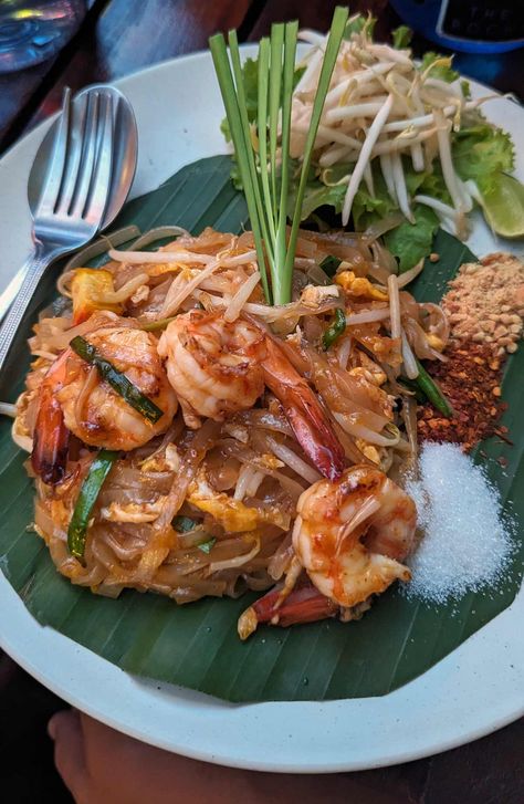 Best Thai Dishes | 21 Best Foods To Try In Thailand Southeast Asia Food, Thailand Food Aethstetic, Thai Lunch, Traditional Thai Food, Thai Food Menu, World Street Food, Street Food Thailand, Thailand Street Food, Authentic Thai Food