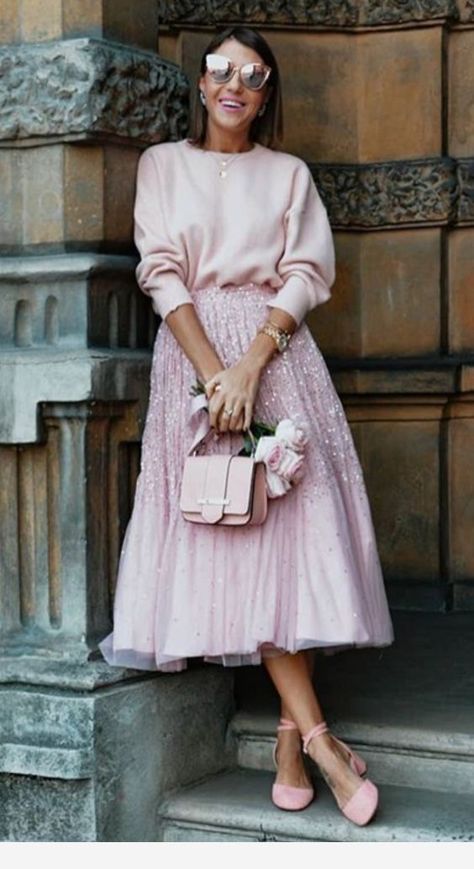 Girly Classic Outfits, Romantic Style Winter, Romantic Casual Outfit, Winter Tea Party Outfit, Valentines Day Looks, Mode Casual, Looks Street Style, Rilakkuma, Pink Outfits