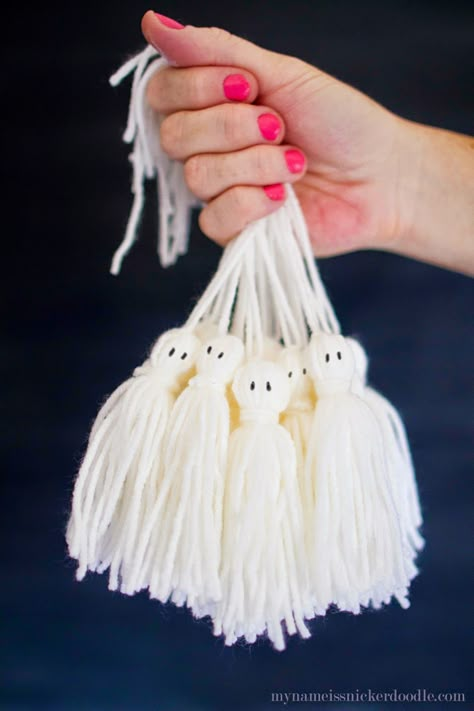 This "How To" could not be any easier for these spooktacular Ghost Tassels! | My Name Is Snickerdoodle How To Make Ghosts, Strašidelný Halloween, Dekorasi Halloween, Adornos Halloween, Easy Halloween Crafts, Halloween Tags, Halloween Diy Crafts, Halloween Trees, Halloween Crafts For Kids