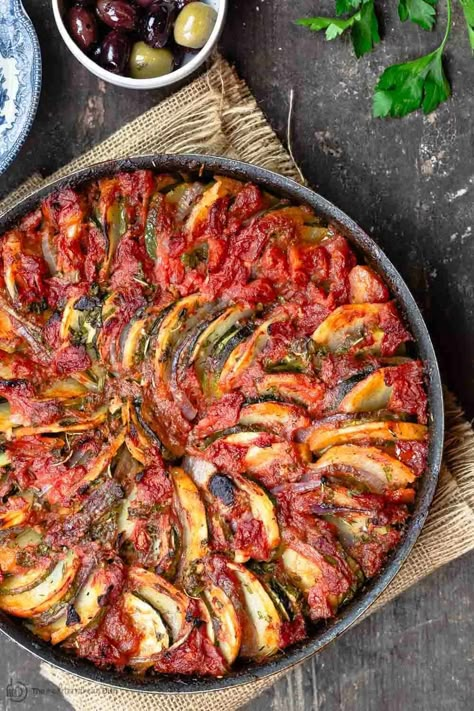 Briam:Traditional Greek Roasted Vegetables (Video) | The Mediterranean Dish Greek Roasted Vegetables, Vege Dishes, Ratatouille Recipe, Greek Flavors, Mediterranean Food, Mediterranean Dishes, God Mat, Red Onions, Green Goddess