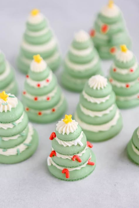 Christmas Macaroons Recipe, Macaroons Recipe Christmas, Macaroon Christmas Tree, Meringue Cookie Designs, Baking Ideas For Christmas, Christmas Treat Ideas Baking, Macaron Tree Christmas, Holiday Macarons Christmas, Salty Christmas Snacks