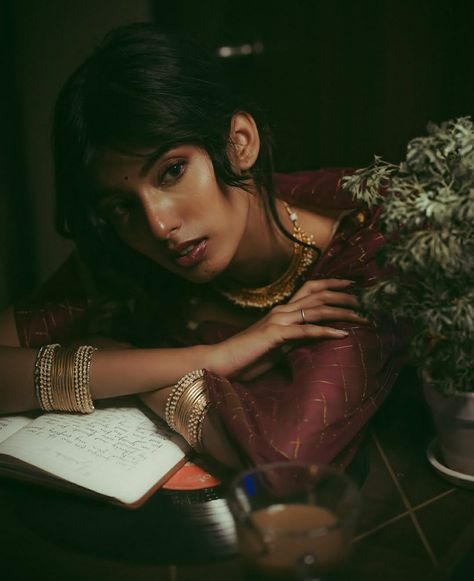 Indian 80s Aesthetic, Saree Content Ideas, Saree Self Portrait Poses At Home, Desi Photoshoot Ideas Indoor, Contemporary Portrait Photography, Indoor Aesthetic Photoshoot, Traditional Photoshoot Ideas, Bengali Photoshoot, Ethnic Photoshoot