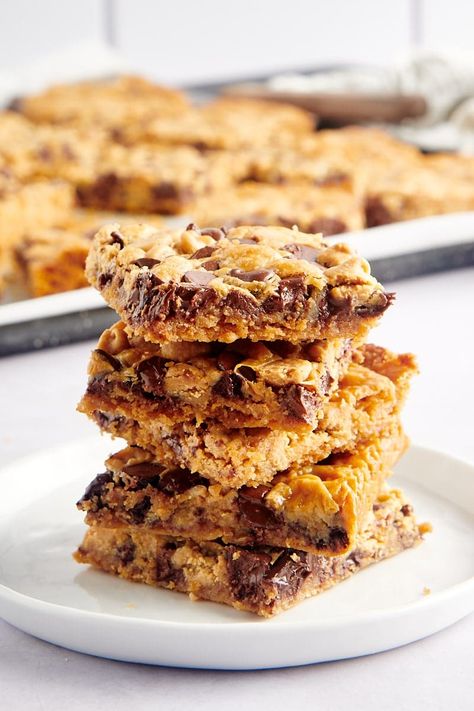 Chocolate Chip Desserts, Desserts With Chocolate Chips, Desserts Bars, Blondie Bar, Magic Cookie Bars, Blondies Bars, Bars And Cookies, 5 Ingredient Recipes, Brownies Cookies