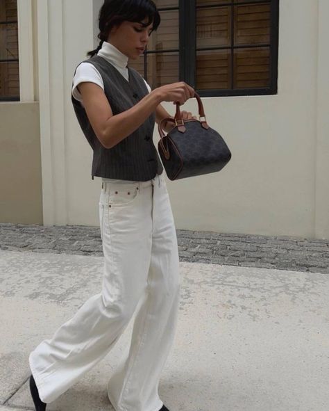 White Outfit Aesthetic, White Denim Outfit, Best White Jeans, Denim Outfit Ideas, How To Wear White Jeans, Jen Ceballos, Baggy Jeans Outfit, Low Rise Baggy Jeans, White Jeans Outfit