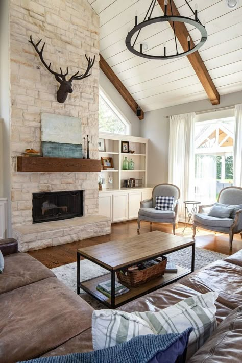 30 Best Modern Farmhouse Living Rooms for 2023 - Nikki's Plate Rustic Farmhouse Family Room, Texas Living Room, Ceiling Beams Living Room, Farmhouse Family Room, Beams Living Room, Fireplace Design Ideas, Vaulted Ceiling Living Room, Moore House, Texas Living