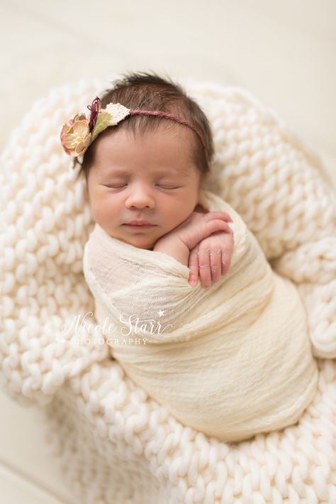 Swaddle For Photography, Swaddled Newborn Pictures, Newborn Swaddle Pictures, Newborn Baby Girl Photoshooting Ideas, Baby Girl Newborn Shoot, Newborn Photography Swaddle, Foto Newborn, Baby Pictures Newborn, Newborn Photography Poses