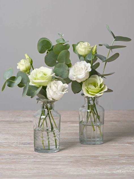 White And Greenery Wedding Centerpieces Simple, Small Vase Flower Arrangements, Mini Vases With Flowers, Centerpieces Bud Vases, Small Flower Centerpieces, Vase Centerpiece Wedding, Wedding Bud Vases, Simple Floral Centerpieces, Small Vases With Flowers