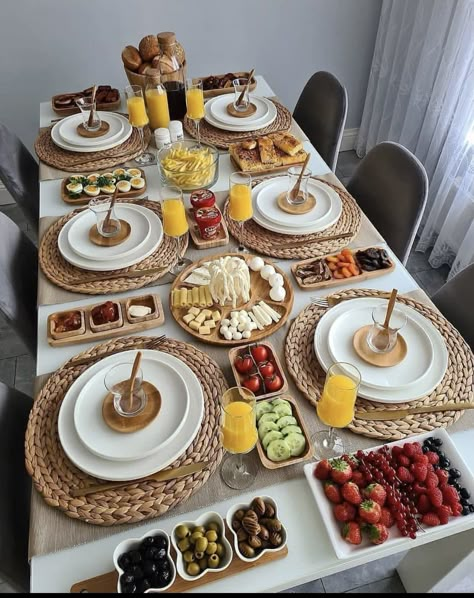 Breakfast Set Up Ideas At Home, سلطة البنجر, Table Settings Rustic, Breakfast Presentation, Food Display Table, Food Set Up, Breakfast Platter, Party Food Buffet, Catering Ideas Food