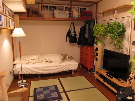 Small Room Top Apartment Aesthetic Japan, Tiny Apartment Japan, Japanese Tv Room, Asian Apartment Aesthetic, Tiny Room Aesthetic, Japan Studio Apartment, Small Japanese Room, Japanese Tiny Apartment, Tiny Apartment Aesthetic