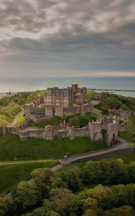 Castle In England, Dover England Aesthetic, Dover Castle England, England Castle Aesthetic, Old English Castle, Medieval England Aesthetic, Study Abroad England, England Castles, England Castle