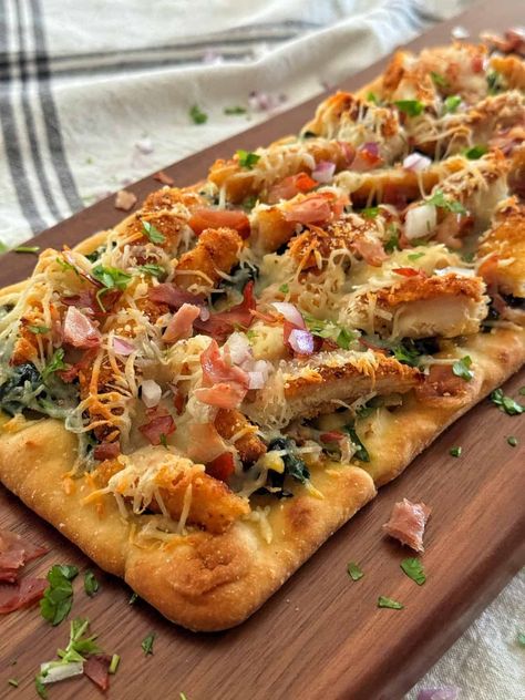 Wait until you try this quick, easy, and delicious chicken spinach flatbread pizza recipe that can be ready in under 20 MINUTES! Family-friendly and perfect for those busy nights! Spinach Flatbread Pizza, Pizza Recipe Easy, Sausage Flatbread, Spinach Flatbread, Flatbread Pizza Recipe, Chicken Flatbread Pizza, Carb Friendly Recipes, Flatbread Pizza Recipes, Spinach Pizza