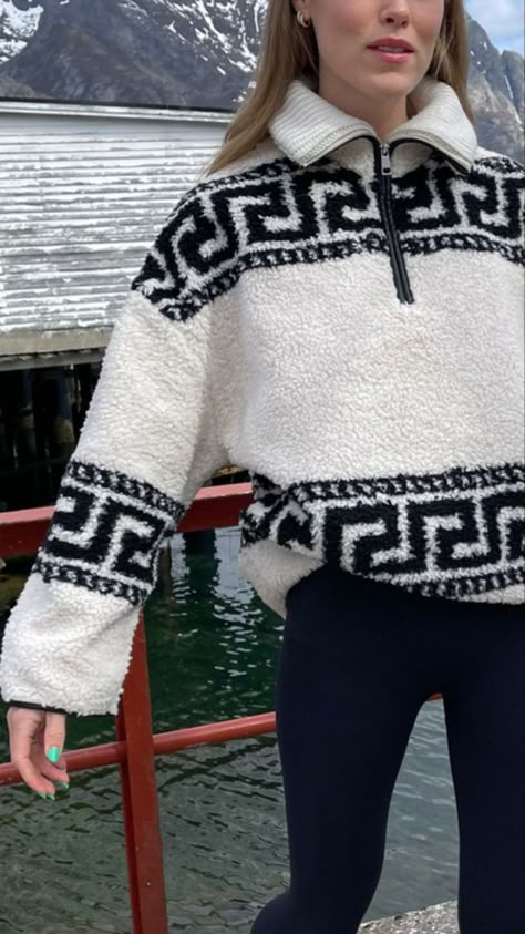 West Coast Style Clothes, Black And White Jumper, Apres Ski Outfit, West Coast Style, Ski Outfit, White Jumper, Coast Style, Ski Sweater, White Fleece