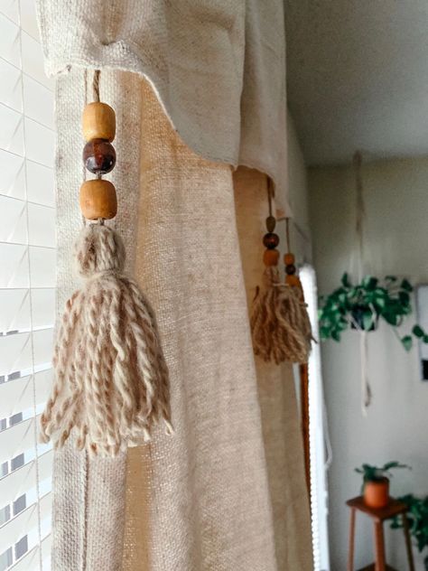 Tassels On Curtains, Diy Boho Curtains Bedroom, Easy Diy Curtains, Boho Curtains Diy, Drop Cloth Curtains Diy, Diy Drop Cloth Curtains, Burlap Curtains Diy, Boho Window Treatments, Cortina Boho