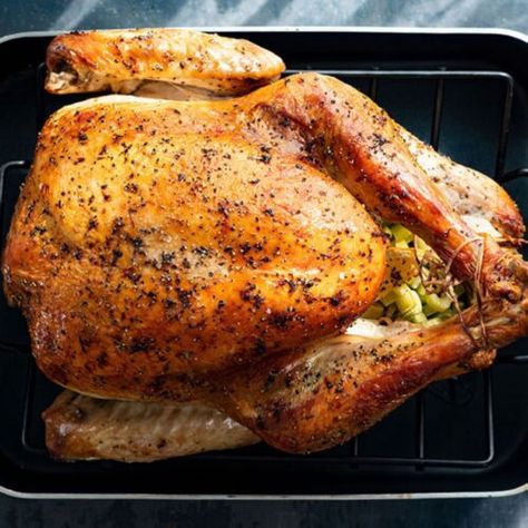 Overnight Turkey Recipe, Overnight Turkey, Turkey Injection, Preparing A Turkey, Best Roasted Turkey, Turkey In A Bag, Thanksgiving Lunch, Cajun Turkey, Roast Turkey Recipes