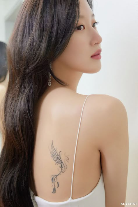 Small Phoenix Tattoos For Women, Phoenix Tattoo Back, Phoenix Tattoo Feminine, Small Phoenix Tattoos, Phönix Tattoo, Moon Ka Young, Moon Gayoung, Phoenix Tattoos, Korean Tattoos