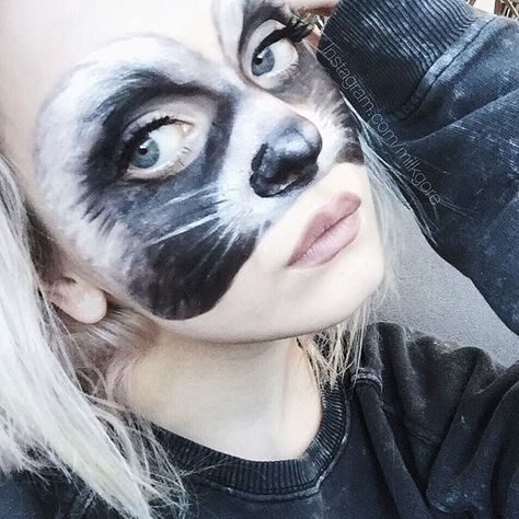 Raccoon filther should be the new hoe filter 🐼 (I'm just gonna pretend that the panda emoji is a raccoon o3o). It's makeup btw c: Raccoon Makeup, Racoon Costume, Costume Women Diy, Panda Emoji, Skunk Costume, Raccoon Costume, Raccoon Face, Raccoon Halloween, Animal Makeup